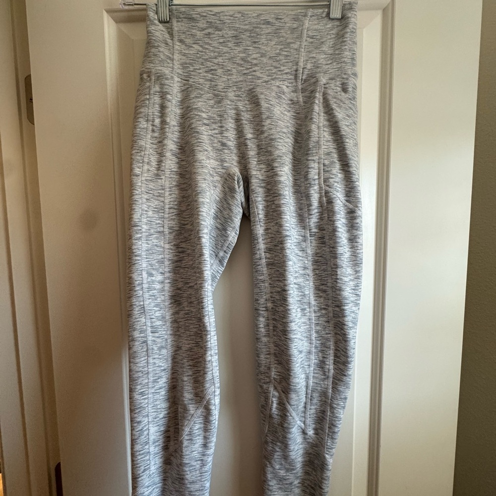 White/grey workout leggings 7/8 length size XS with pockets